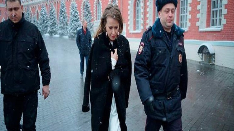 Ρωσία: Μπουγέλωσαν υποψήφια των προεδρικών εκλογών – ΒΙΝΤΕΟ