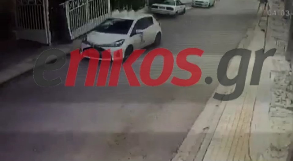 Μόνο στο enikos.gr: Ξέχασε το χειρόφρενο- Τράκαρε αυτοκίνητα- Έφυγε ανενόχλητη- ΦΩΤΟ- ΒΙΝΤΕΟ