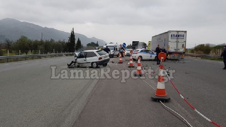 Συγκλονιστικές εικόνες από το σημείο που κατέληξε το αυτοκίνητο έπειτα από την καταδίωξη στην Αθηνών- Λαμίας- ΦΩΤΟ