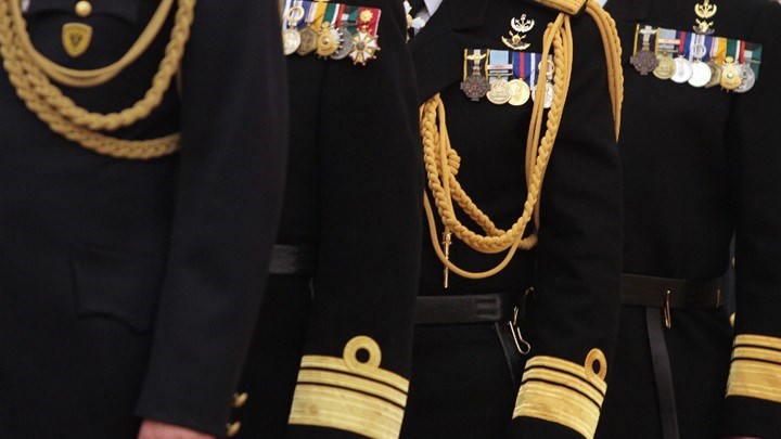 Διπλά αναδρομικά για 125.000 απόστρατους