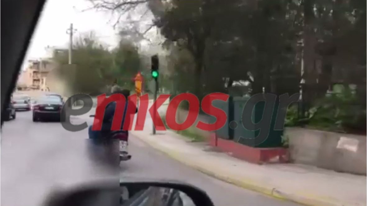 Ασυνείδητος οδηγός «κόβει» βόλτες με το παιδί στο μηχανάκι χωρίς κράνος και το κινητό στο χέρι- ΒΙΝΤΕΟ αναγνώστη