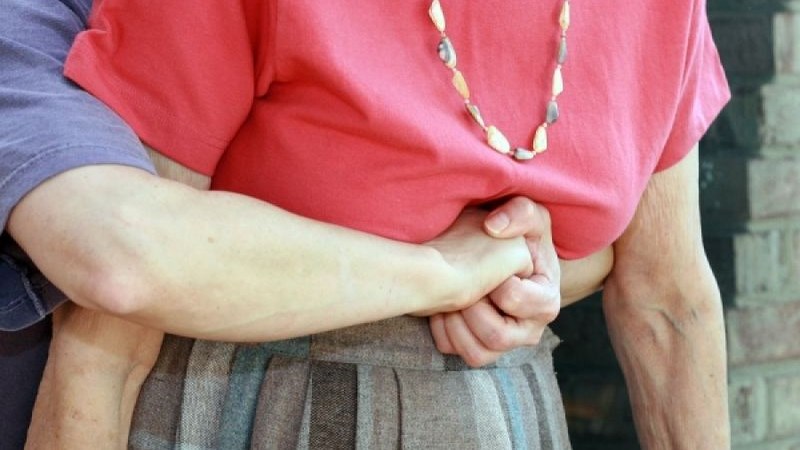 Κόντεψε να πνιγεί από ένα… λουκούμι μέσα σε σούπερ μάρκετ – Η…λαβή που την έσωσε