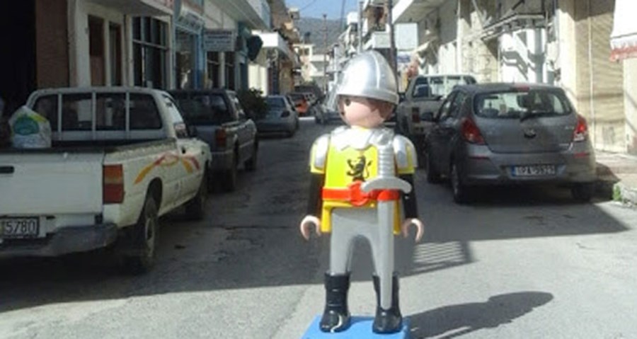 Έκλεισαν με… Playmobil τον δρόμο έπειτα από τροχαίο ατύχημα – ΦΩΤΟ