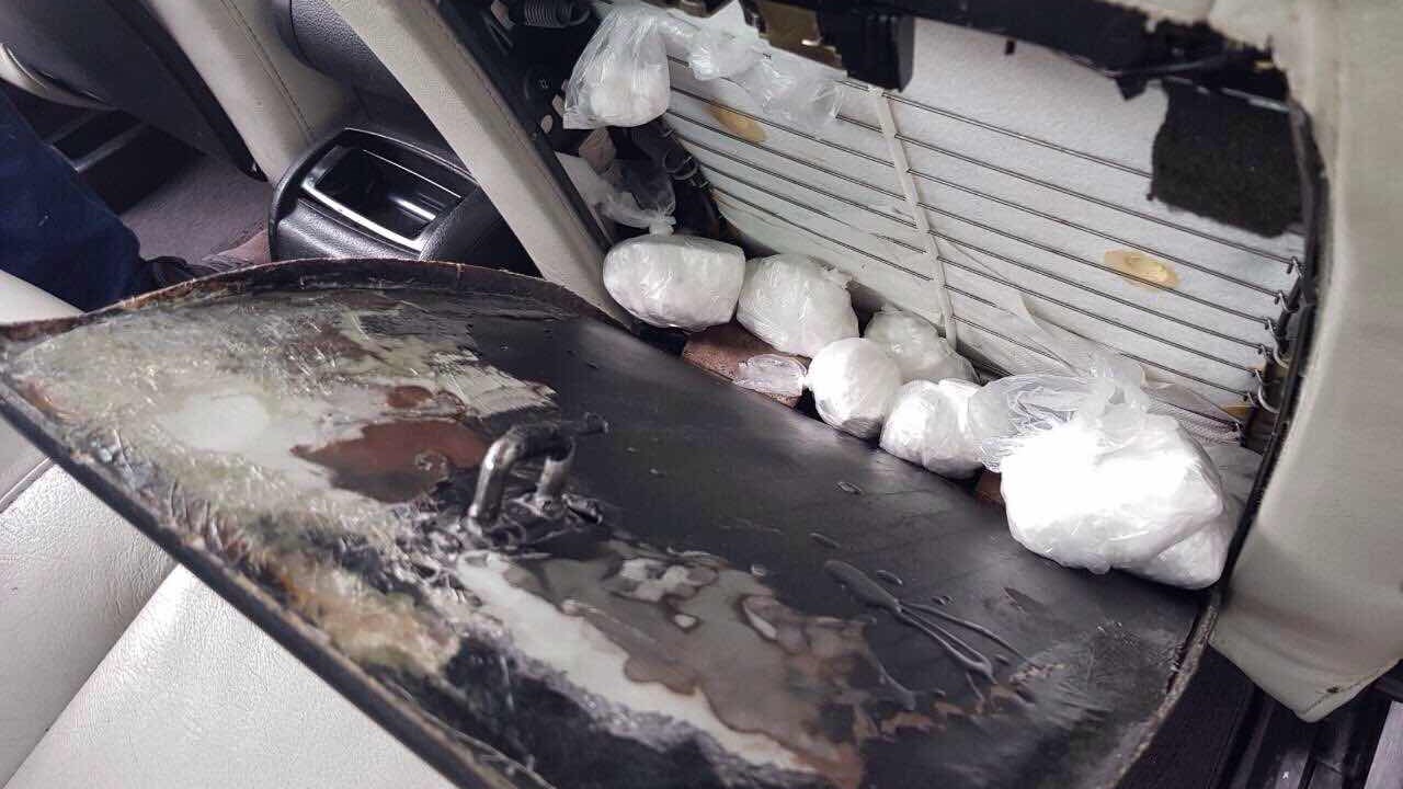 Η κρύπτη στο αυτοκίνητο με την κοκαΐνη και η ντουλάπα με τα…λεφτά – ΦΩΤΟ