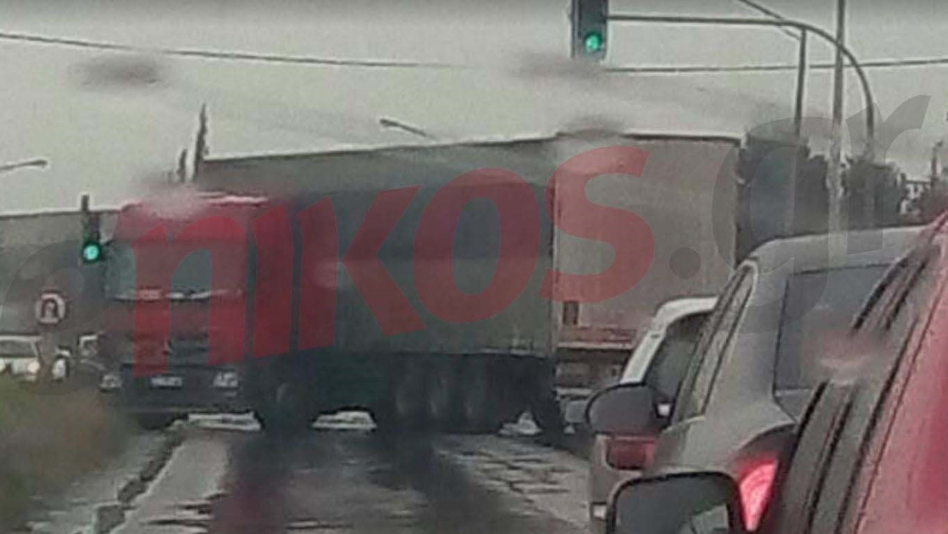 Δίπλωσε νταλίκα στη Θεσσαλονίκη και προκλήθηκε…κομφούζιο – ΦΩΤΟ αναγνώστη