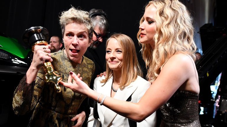 Σκάνδαλο – Aυτός είναι ο άντρας που κατηγορείται ότι έκλεψε το Όσκαρ από την Φράνσις Μακντόρμαντ – ΒΙΝΤΕΟ