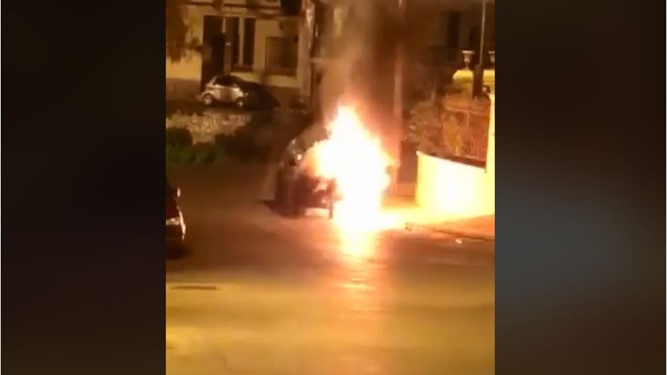 BINTEO – ντοκουμέντο από τον εμπρησμό του αυτοκινήτου του πρώην προέδρου της ΟΝΝΕΔ