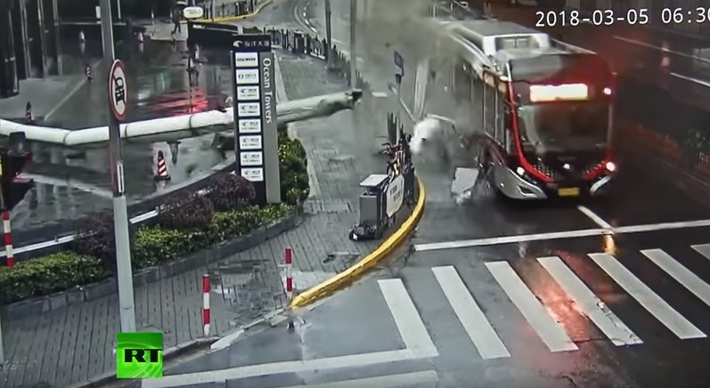 Τρόμος σε αεροδρόμιο – Κατέρρευσε η οροφή – ΒΙΝΤΕΟ