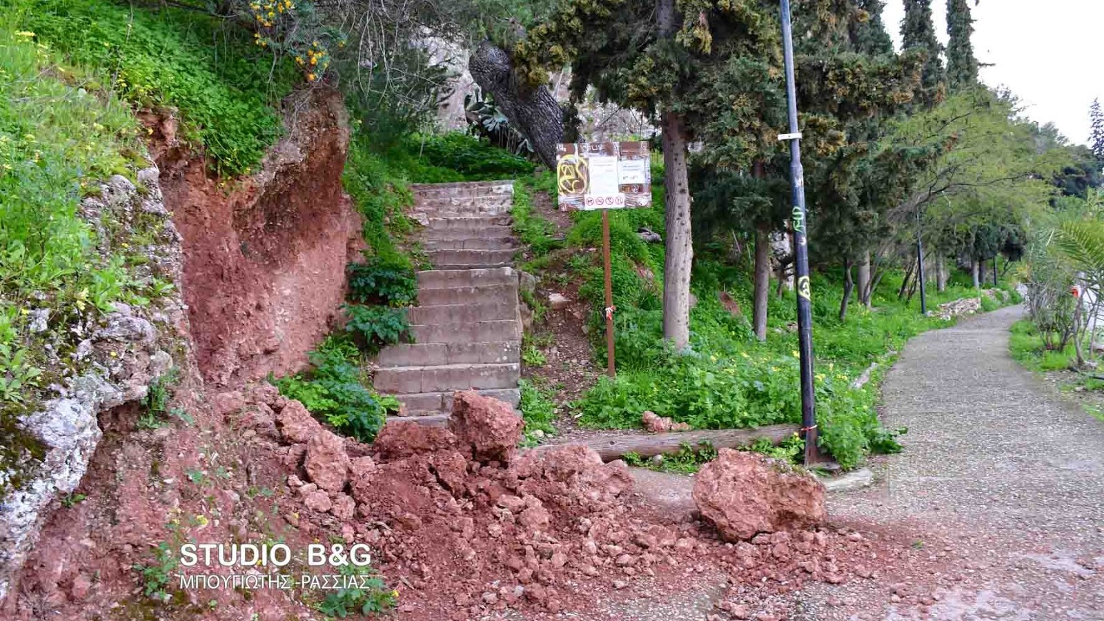 Πέτρες και χώματα σκέπασαν τα θρυλικά σκαλιά στο Παλαμήδι- Η βροχή προκάλεσε κατολίσθηση- ΦΩΤΟ- ΒΙΝΤΕΟ