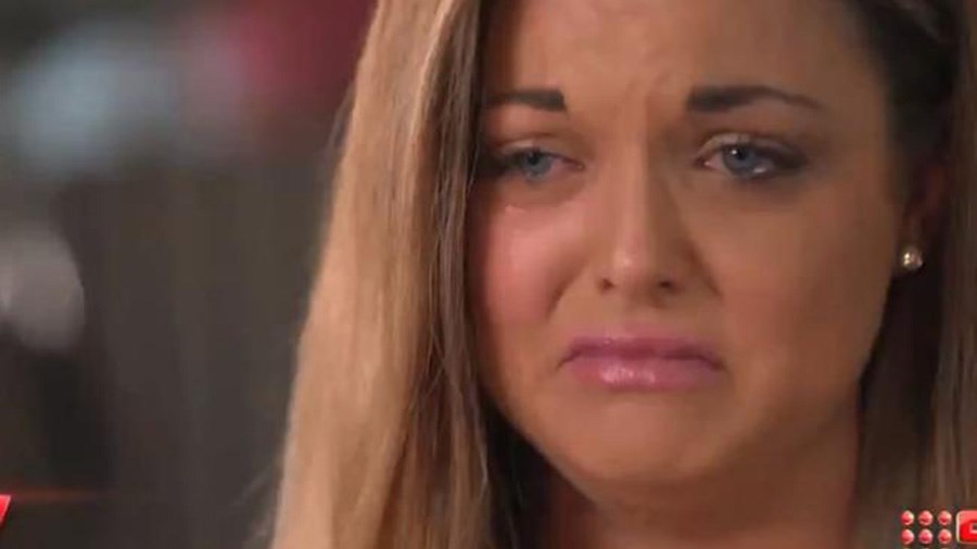 Οργή μόνο…για τη “σατανική” μάνα – Οργάνωσε τον βιασμό της 16χρονης κόρης της – ΦΩΤΟ