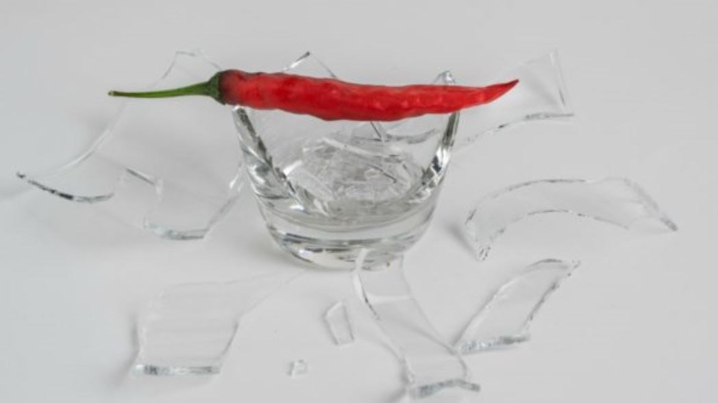 Ο πιο γρήγορος τρόπος για να μαζέψετε τα σπασμένα γυαλιά από το πάτωμα