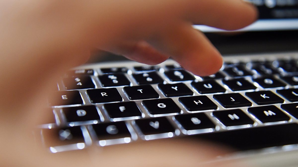 Αρρωστημένο – 23χρονος κατηγορείται για πορνογραφία ανηλίκων μέσω διαδικτύου