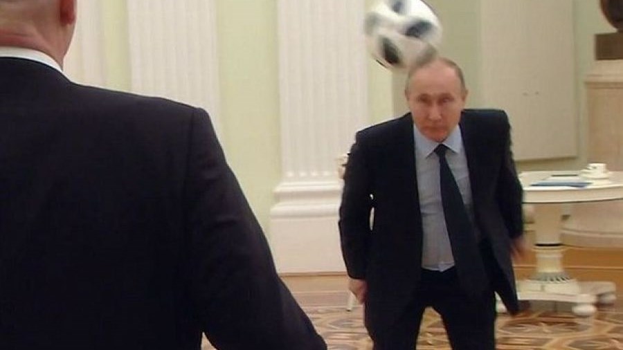 Ο Πούτιν παίζει μπάλα με τον πρόεδρο της ΦΙΦΑ μέσα στο Κρεμλίνο – ΒΙΝΤΕΟ