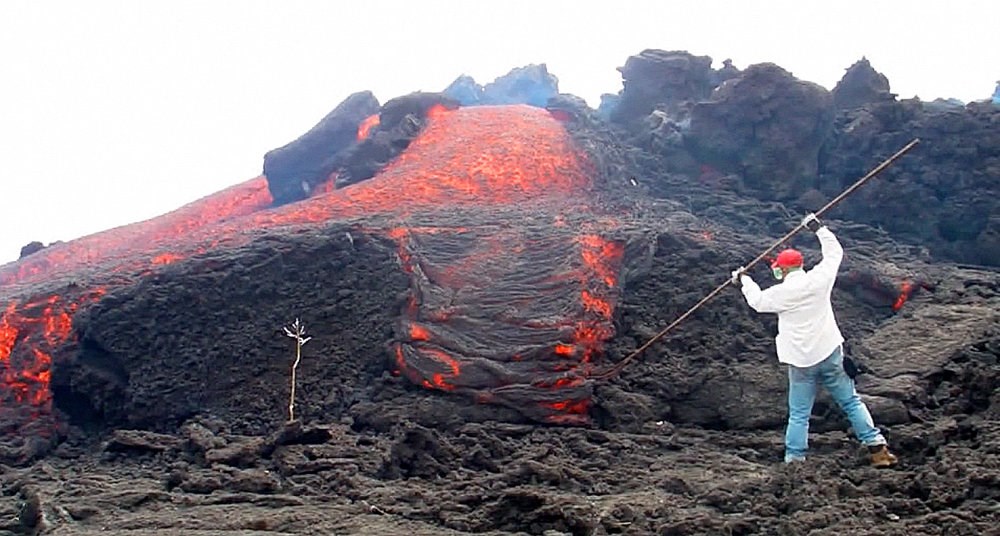 Μοναδικό θέαμα: Φτιάχνει γλυπτά από λάβα – ΦΩΤΟ