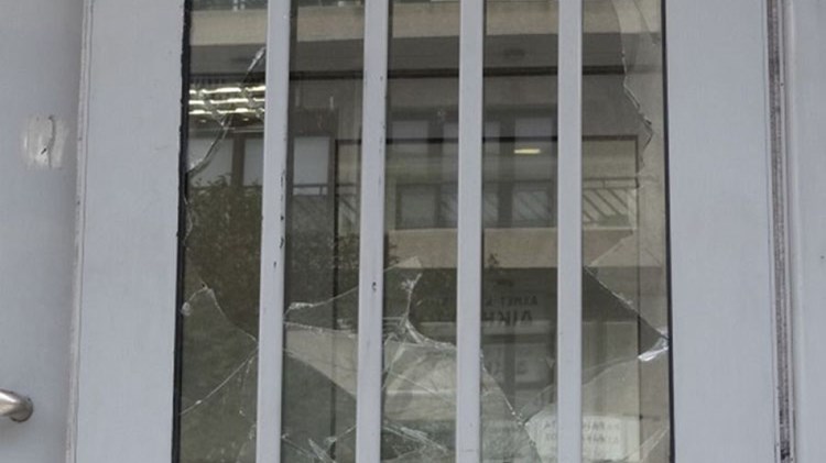 Επίθεση στα γραφεία του ΣΥΡΙΖΑ στην Περαία – ΦΩΤΟ