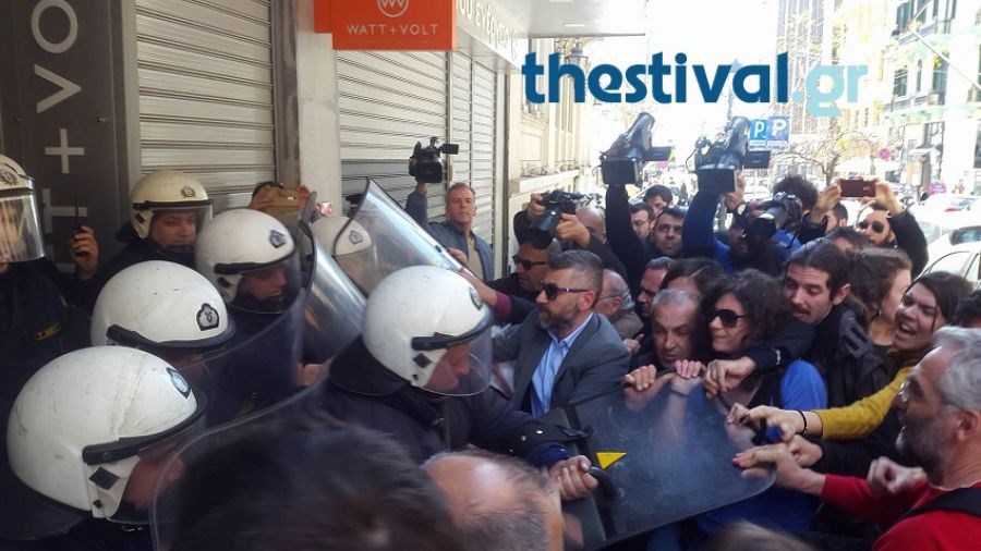 Επεισόδια έξω από συμβολαιογραφείο στο κέντρο της Θεσσαλονίκης- ΤΩΡΑ- ΒΙΝΤΕΟ