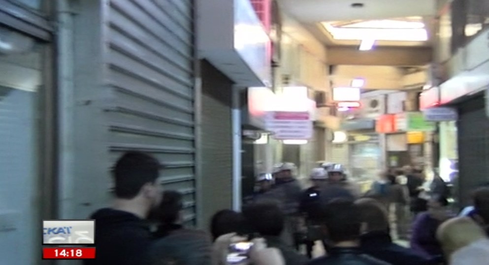 Ένταση έξω από συμβολαιογραφείο στη Σταδίου για τους ηλεκτρονικούς πλειστηριασμούς – ΒΙΝΤΕΟ