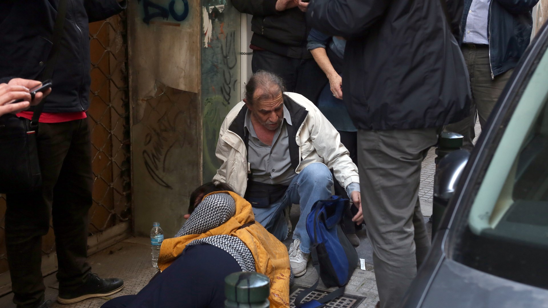Επεισόδια έξω από συμβολαιογραφείο στο κέντρο της Αθήνας – Τρεις τραυματίες – ΦΩΤΟ