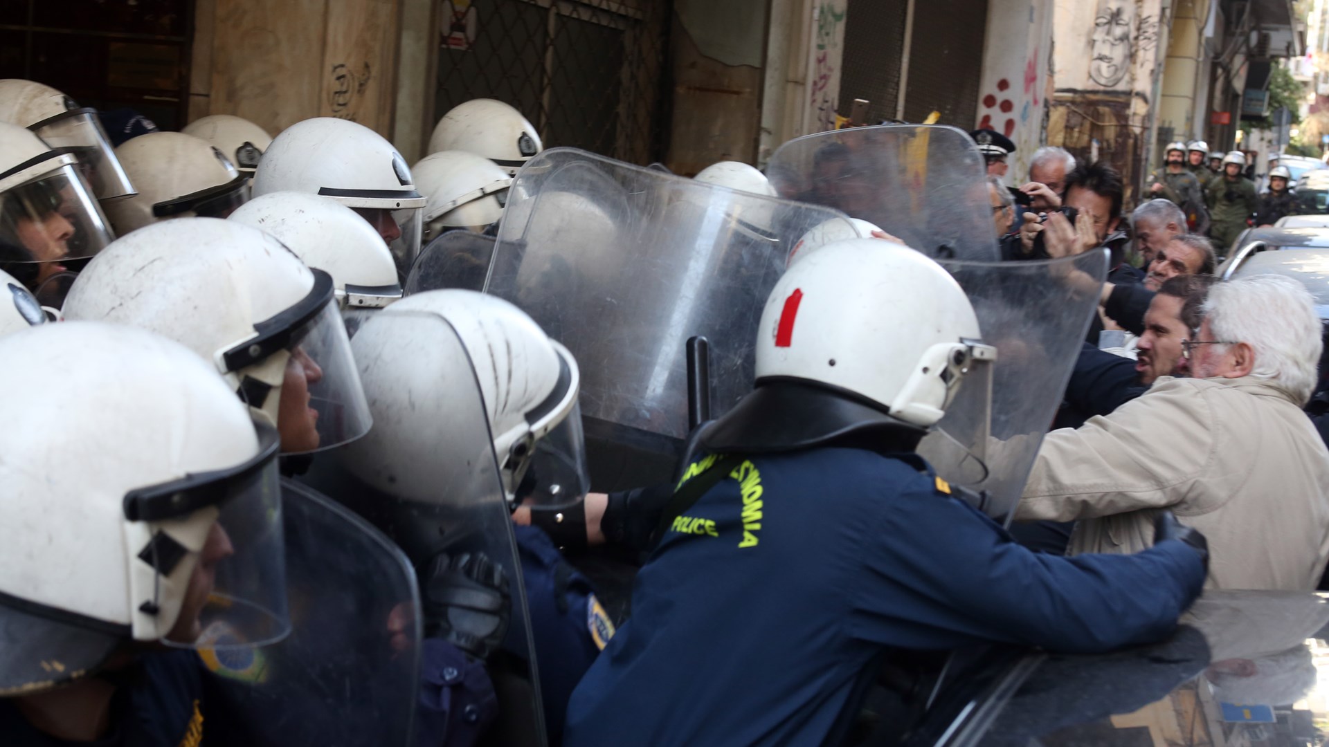 ΦΩΤΟ από το άγριο ξύλο έξω από συμβολαιογραφείο στο κέντρο της Αθήνας – Στο νοσοκομείο τρεις διαδηλωτές