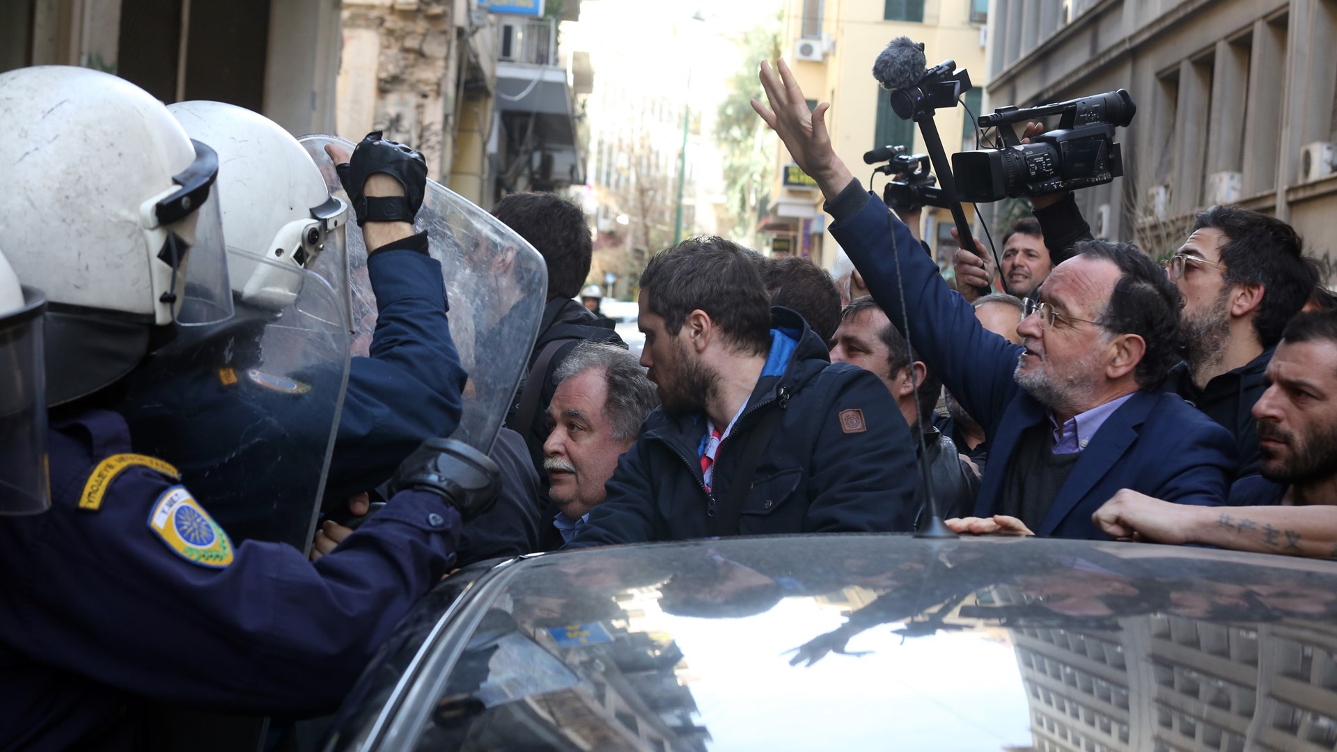 Η ΛΑΕ καταγγέλλει απρόκλητη βία σε βάρος διαδηλωτών κατά των πλειστηριασμών