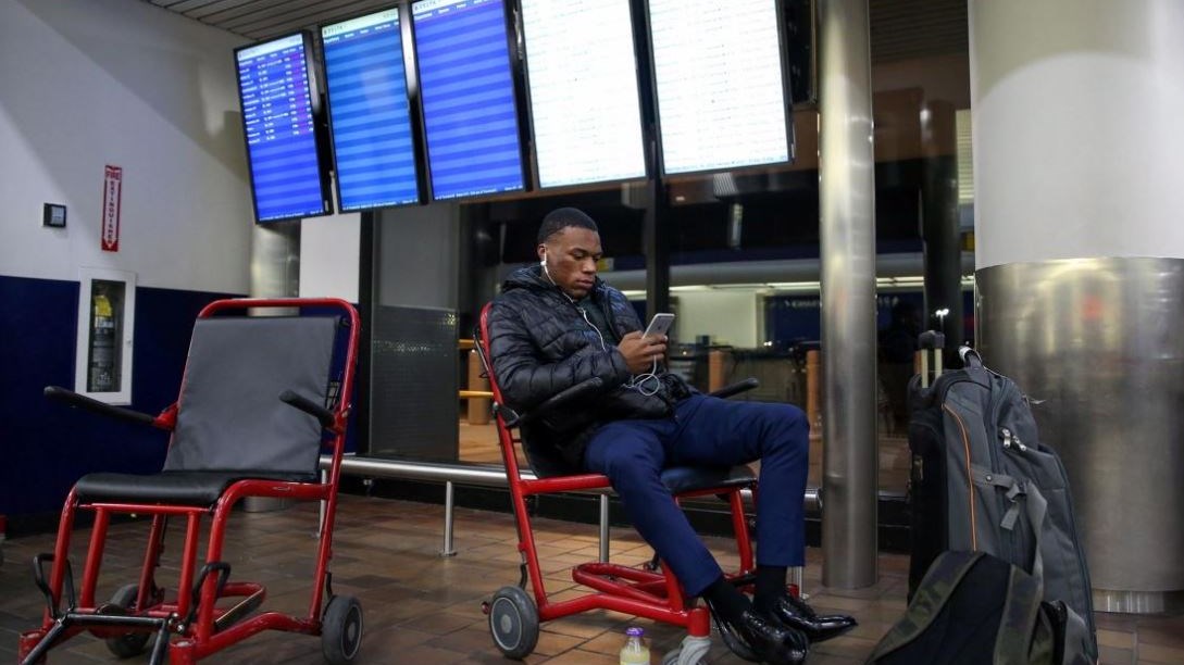 Χάος με τις πτήσεις στη Νέα Υόρκη – Εκατοντάδες ακυρώσεις λόγω της επερχόμενης χιονοθύελλας