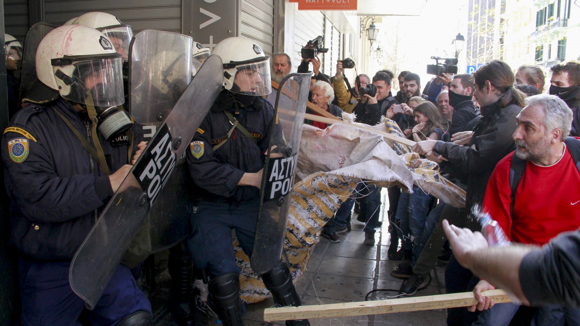 Έρευνα διέταξε η ΓΑΔΑ μετά τα επεισόδια σε συμβολαιογραφείο για τους πλειστηριασμούς και τους τραυματισμούς διαδηλωτών