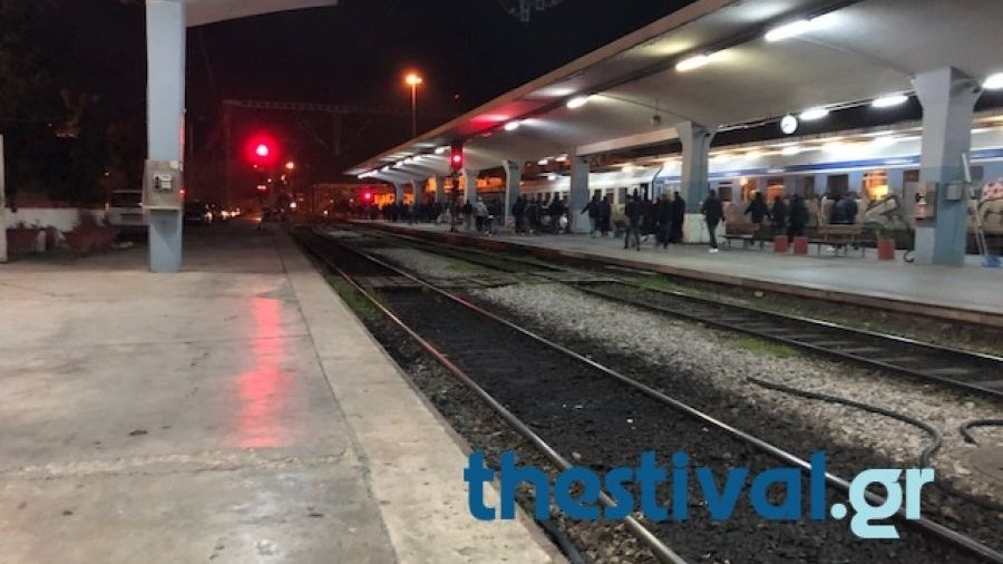 Οπαδοί του ΠΑΟΚ απέκλεισαν προσωρινά το σιδηροδρομικό σταθμό της Θεσσαλονίκης – ΦΩΤΟ
