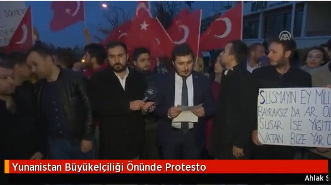 Διαδήλωση έξω από την ελληνική πρεσβεία στην Άγκυρα για το κάψιμο της τουρκικής σημαίας – Εμπρηστικές δηλώσεις και προκλητικά πανό – ΒΙΝΤΕΟ