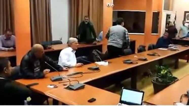 Διεκόπη το Δημοτικό Συμβούλιο Χίου λόγω παρουσίας μελών της Χ.Α. – ΒΙΝΤΕΟ