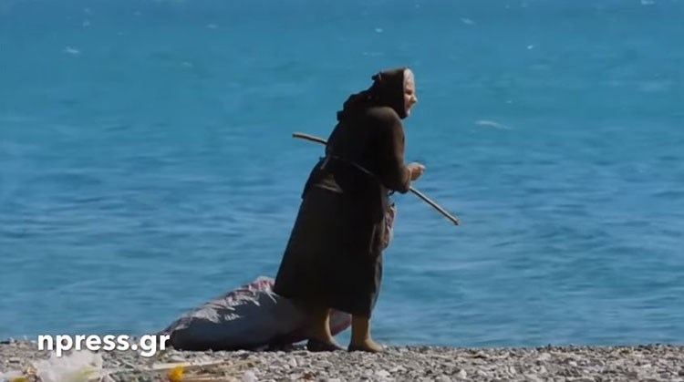 Γνωρίστε τη γιαγιά που ψάχνει ξύλα για να ζεσταθεί στην παραλία της Ναυπάκτου- ΒΙΝΤΕΟ