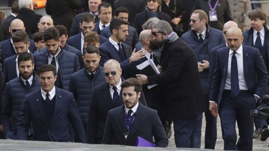 “Ράγισαν καρδιές” στην κηδεία του Αστόρι- ΦΩΤΟ