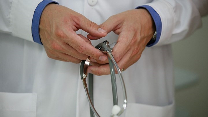 Καταγγελία για ξυλοδαρμό δύο γιατρών κατά τη διάρκεια εξέτασης – ΒΙΝΤΕΟ