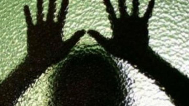 Φρίκη: Την κλείδωσε στο σπίτι και την άφησε νηστική γιατί τον τύφλωσε η ζήλια – Άφησε χωρίς φαγητό και το παιδί – ΒΙΝΤΕΟ