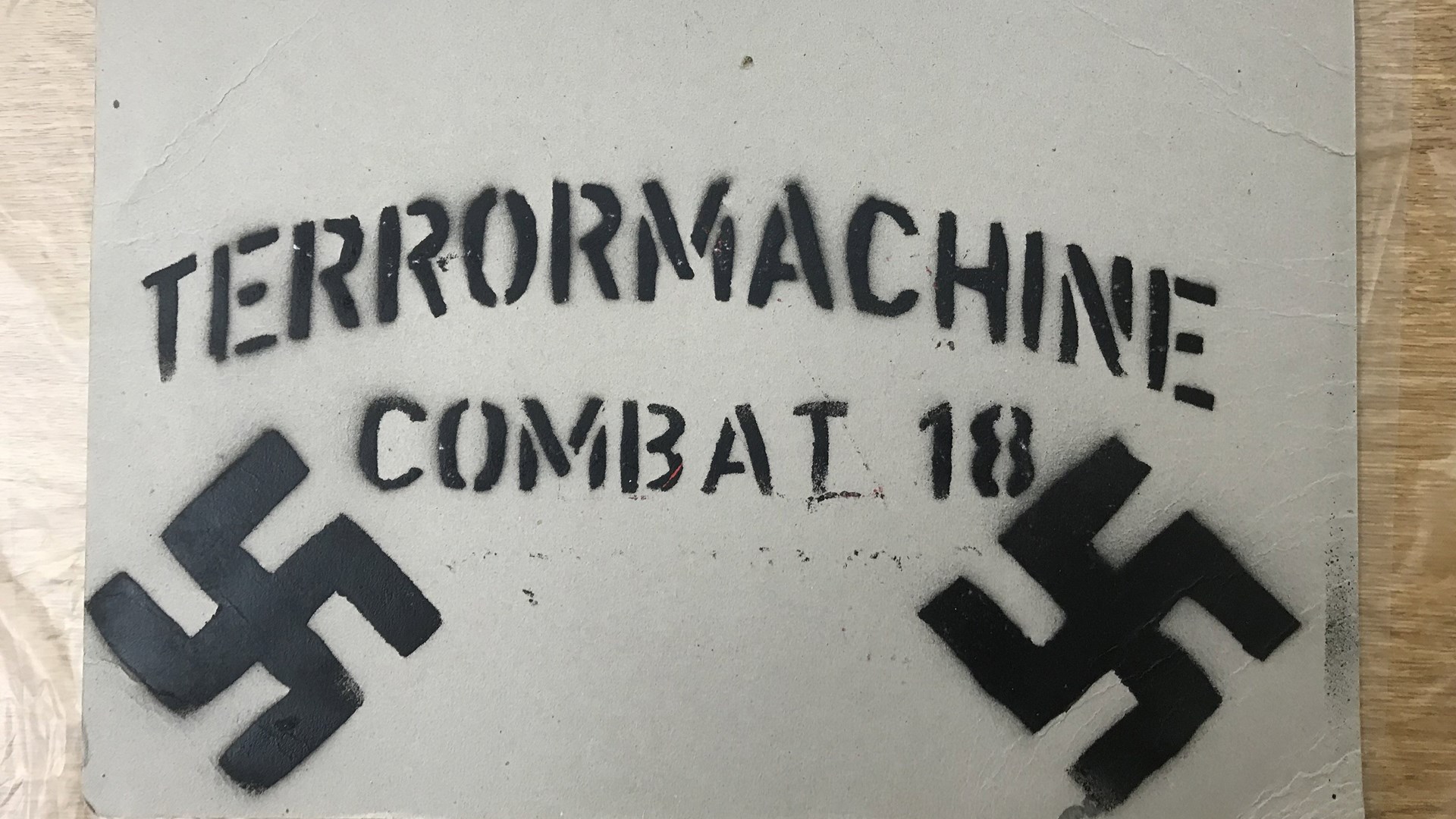 Αποκαλυπτικές ΦΩΤΟ από την Αντιτρομοκρατική: Μαχαίρια, αγκυλωτοί σταυροί και βιβλία για τον Χίτλερ στα σπίτια των ναζί της Combat 18