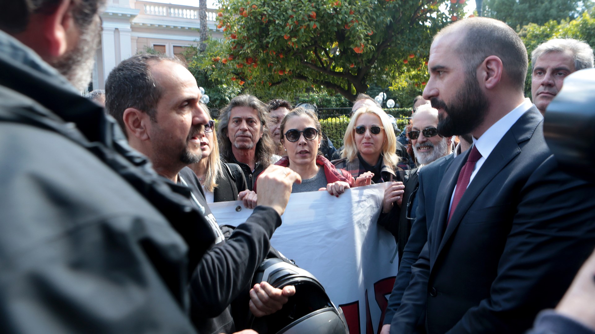 Διαμαρτυρία έξω από το Μαξίμου έκαναν οι εργαζόμενοι του Μέγκα – Συνομίλησαν με τον Τζανακόπουλο – ΒΙΝΤΕΟ