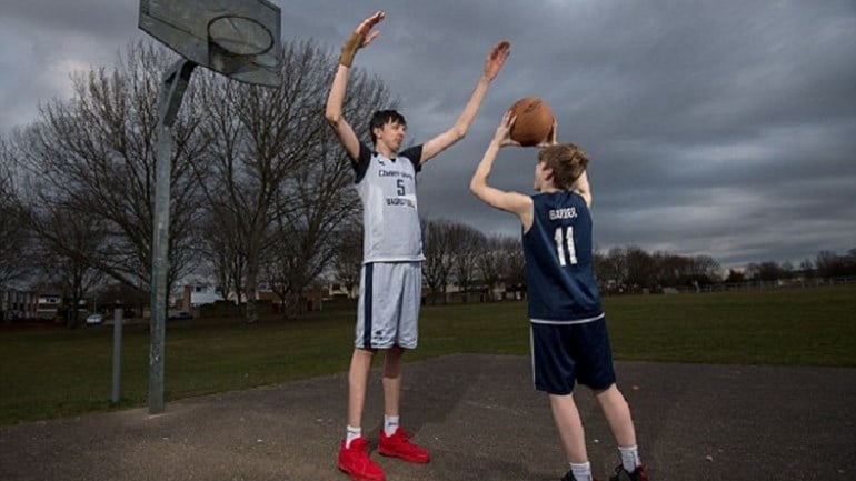 Δείτε τον πιο ψηλό έφηβο στον κόσμο – Είναι 16 ετών και έχει ύψος 2,23 μ. – ΒΙΝΤΕΟ