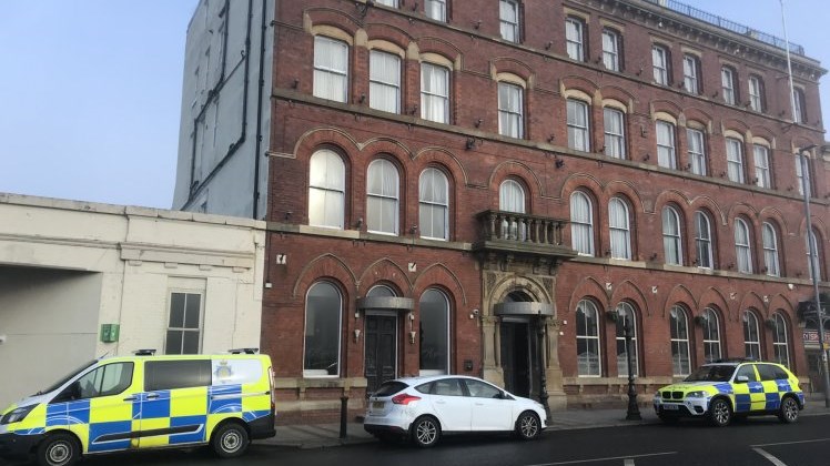 Σε εξέλιξη ομηρεία σε ξενοδοχείο στη Βρετανία – ΤΩΡΑ