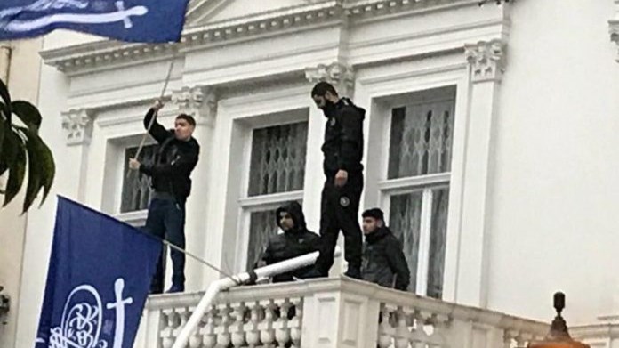 Συναγερμός στο Λονδίνο: Σκαρφάλωσαν στην πρεσβεία του Ιράν και κατέβασαν τη σημαία – ΒΙΝΤΕΟ