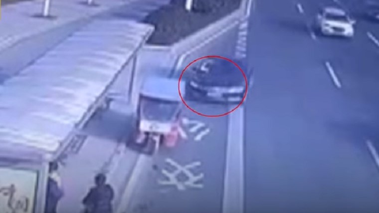 Σοκαριστικό ΒΙΝΤΕΟ – Αυτοκίνητο πέφτει σε στάση λεωφορείου – Ένας νεκρός