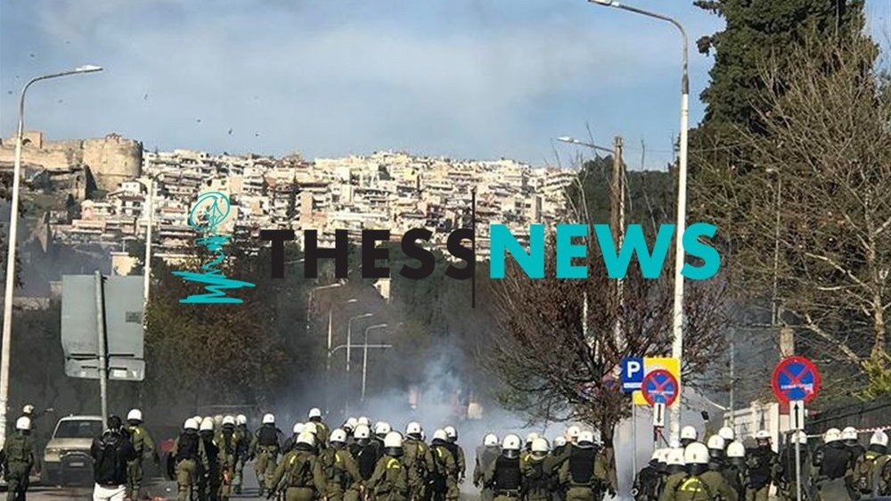 Σοβαρά επεισόδια στη Θεσσαλονίκη μεταξύ αντιεξουσιαστών και ΜΑΤ – “Βροχή” από πέτρες, μολότοφ και φωτοβολίδες – ΒΙΝΤΕΟ