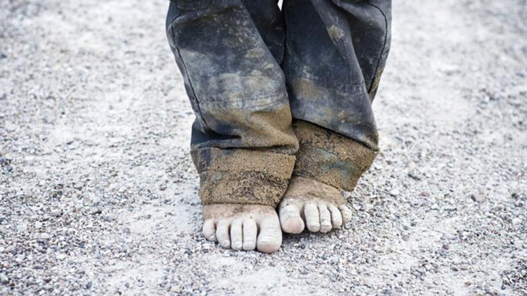 Συγκλονίζει μαθητής δημοτικού από την Πάτρα: Δεν έχει παπούτσια να πάει σχολείο