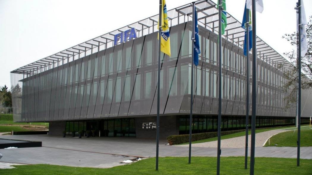 Έξω από τα γραφεία της FIFA οπαδοί του ΠΑΟΚ: «Η Αθήνα… βιάζει το ποδόσφαιρο»