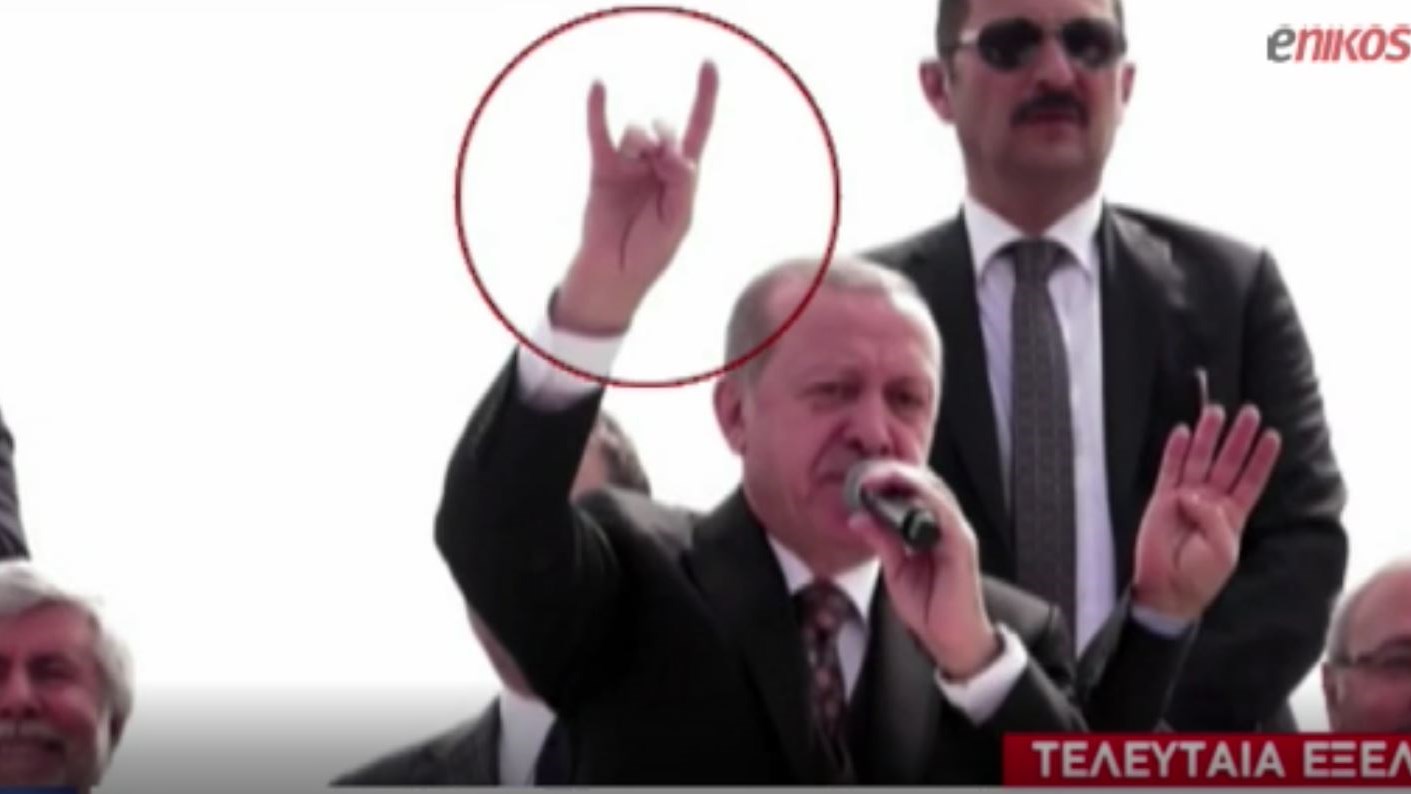 “Γκρίζος Λύκος” ο Ερντογάν: Ύψωσε το χέρι σχηματίζοντας το σήμα των εθνικιστών – ΒΙΝΤΕΟ
