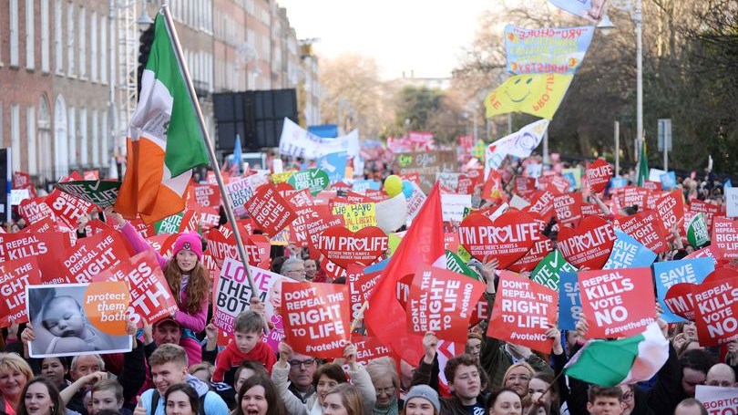 Ιρλανδία: Ογκώδης διαδήλωση κατά της χαλάρωσης της νομοθεσίας για τις αμβλώσεις – ΦΩΤΟ