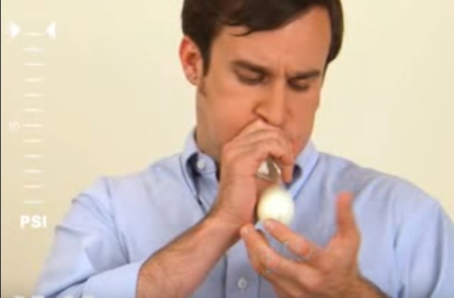 Πως θα καθαρίσετε ένα αυγό απλώς… φυσώντας το – ΒΙΝΤΕΟ