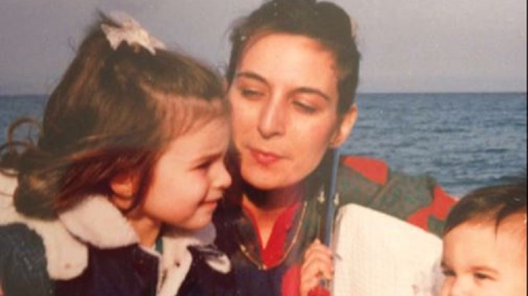 Αναγνωρίζετε το κοριτσάκι της φωτογραφίας; Είναι πασίγνωστη παρουσιάστρια