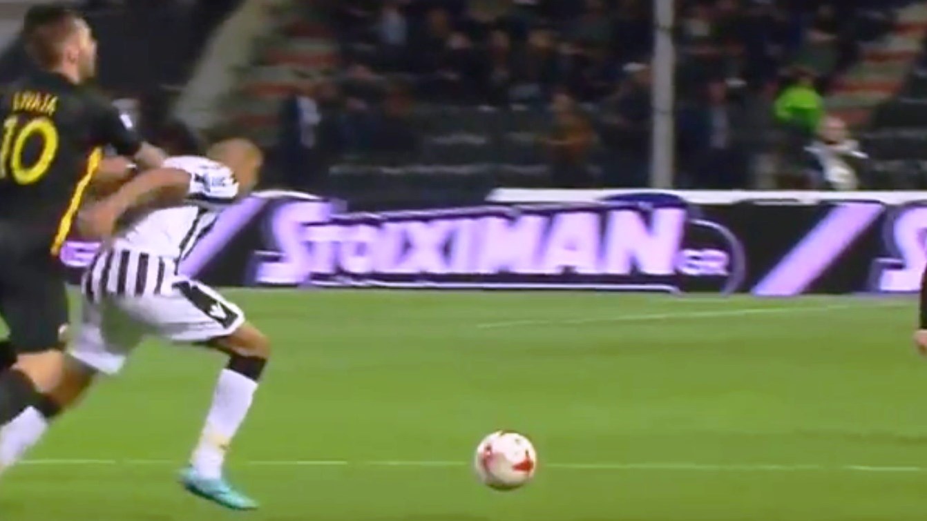 Η φάση του 4′ με Μάτος- Λιβάγια που ο Κομίνης έδειξε κίτρινη και η ΑΕΚ ζήτησε κόκκινη – ΒΙΝΤΕΟ