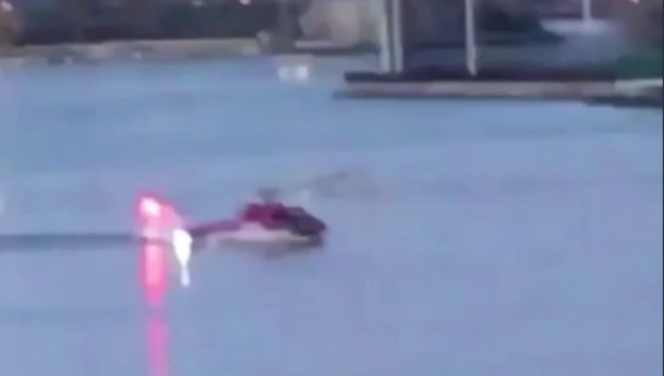 Συγκλονιστικό ΒΙΝΤΕΟ: Η στιγμή της πτώσης του ελικοπτέρου στα παγωμένα νερά του ποταμού Ιστ της Νέας Υόρκης