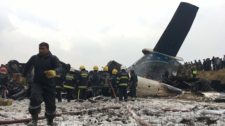 Ανασύρουν νεκρούς και τραυματίες από τα συντρίμμια του αεροσκάφους στο Κατμαντού – ΦΩΤΟ -ΒΙΝΤΕΟ