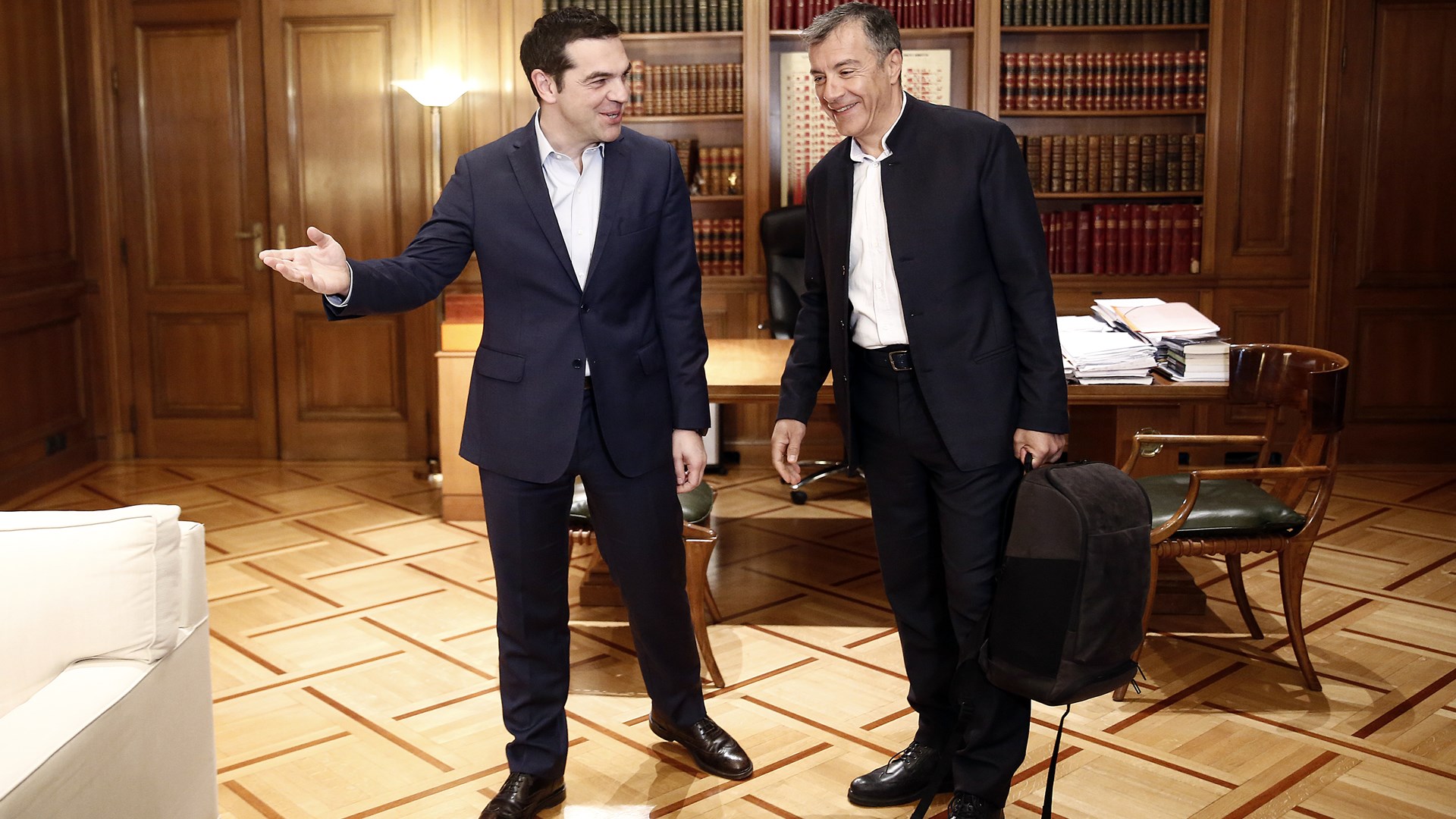 Σε εξέλιξη η συνάντηση Τσίπρα – Θεοδωράκη – ΦΩΤΟ